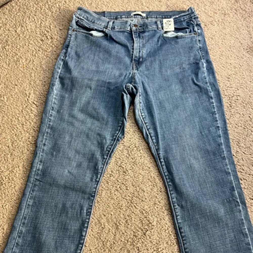 3084. Levi’s classic straight W32